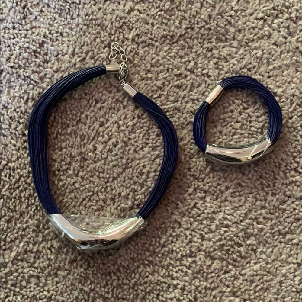 Navy blue/silver necklace